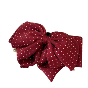 Rote Schleifen-Haarspange mit Polka Dots und Perle für elegante Weihnachtsfrisuren