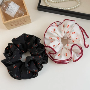 Lot de chouchous élégants à imprimé cerise avec bords surjetés rouges en noir et blanc