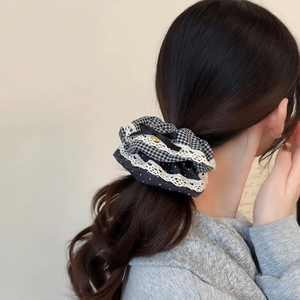 Chouchou en dentelle style coréen avec motifs noirs et blancs et breloque en cœur