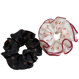 Lot de deux chouchous élégants avec imprimé cerise en couleurs noir et blanc crème