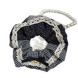 Chouchou bleu marine à pois et dentelle avec breloque fait main et chaîne de perles