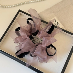 Chouchou élégant avec nœud en organza rose et velours noir avec des pois blancs fins