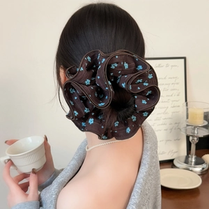 Elastico per capelli floreale marrone oversize con motivi blu per acconciature vintage