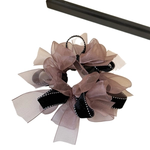Chouchou élégant en organza marron avec ruban à pois noirs pour coiffure de femmes