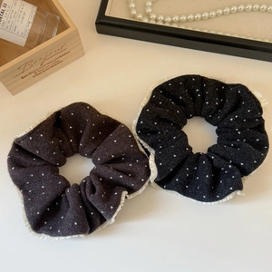 Detail von Samt-Haargummis mit Spitze in Schwarz und Dunkelbraun mit Herzmuster