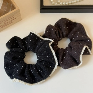 Zwei Samt-Haargummis mit Polka Dots und weißen Rüschenkanten in Schwarz und Dunkelbraun