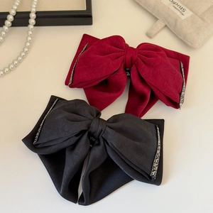 Eleganti fermagli per capelli in raso bordeaux e nero con bordi in strass scintillanti