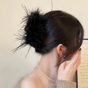 Pince à cheveux élégante en plumes noires, pince crabe moelleuse pour coiffures de princesse