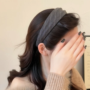 Serre-tête en tissu gris foncé à chevrons avec bord large pour un effet de volume 3D