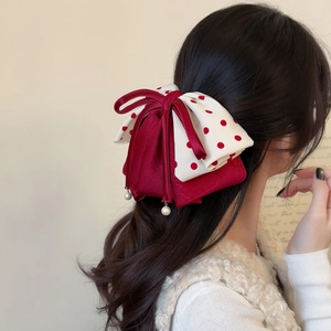 Élégant nœud à pois rouge avec pendentifs en perles dans un style vintage français