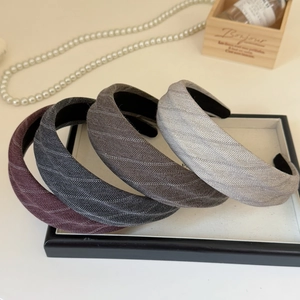 Lot de quatre serre-têtes larges en tissu bordeaux, gris et marron à rayures chic