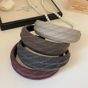 Détail de serre-têtes en tissu à chevrons en gris, marron, anthracite et bordeaux