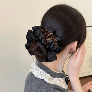 Chouchou chic en satin noir et imprimé léopard pour des coiffures et chignons stylés
