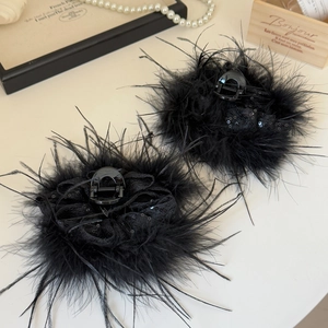 Pince à cheveux élégante en plumes noires et paillettes pour une coiffure d'hiver chic