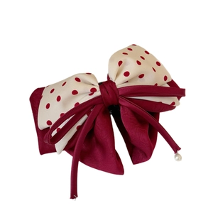 Barrette à nœud rouge vin à pois avec perles blanches et longs pompons élégants