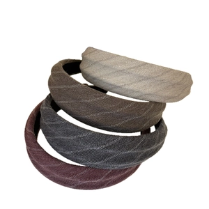 Lot de quatre serre-têtes en tissu à chevrons texturé en gris, beige et rouge