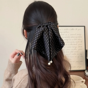 Pince à cheveux vintage à pois noirs avec nœud élégant et pendentifs en perles