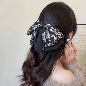 Pince à cheveux élégante en mousseline fleurie avec nœud papillon et longs rubans soyeux