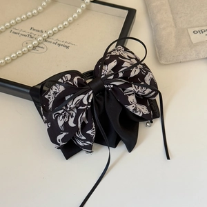 Pince à cheveux élégante en mousseline à motif floral avec nœud noir et blanc