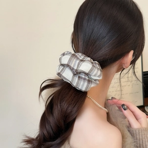 Chouchou oversize à carreaux marron et blanc pour femmes, idéal pour queue de cheval