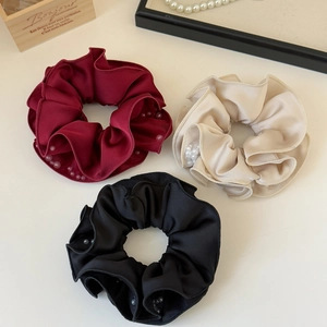 Drei elegante Satin-Haargummis mit weißen Perlen in Burgund, Schwarz und Champagnerfarbe