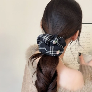 Chouchou classique à carreaux noirs et blancs avec broderie florale rose sur cheveux