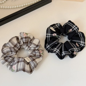 Lot de chouchous rétro à carreaux gris et noirs avec broderies florales et étiquette main