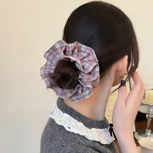 Chouchou à carreaux pastel double épaisseur pour un look minimaliste et élégant
