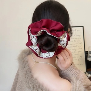 Elegante elastico per capelli vintage bordeaux con pizzo mostrato su uno chignon
