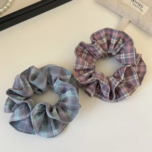 Détail de chouchous à carreaux bleus et roses avec texture élégante en coton double couche