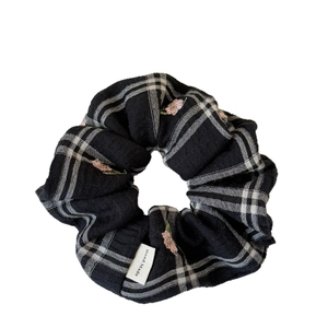 Chouchou classique à carreaux noirs et blancs avec broderie florale et étiquette fait main