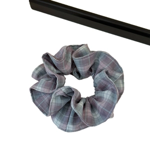 Chouchou à carreaux lilas et bleu gris avec des plis en tissu doux pour femmes