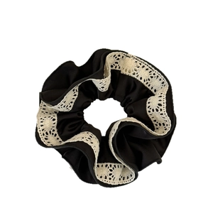 Elastico per capelli nero vintage con bordo in pizzo crema e tessuto a pieghe