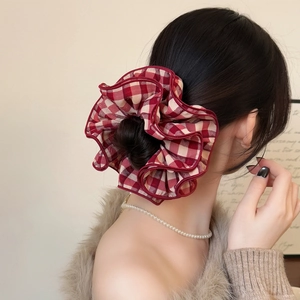 Chouchou élégant à carreaux rouges et blancs pour femmes coiffant un chignon ou une queue