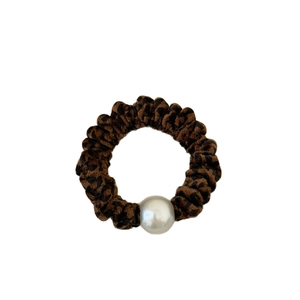 Chouchou élastique motif léopard avec grande perle blanche pour coiffure élégante