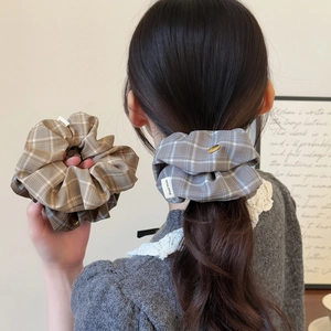 Vintage Karo Stoff Scrunchies Für Damen Koreanischer Stil Maillard Karierte Haargummis Elegante Übergroße Haarbänder Mit Metallanhänger
