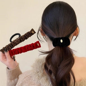 Chouchous Vintage en Velours Léopard pour Femmes Élastique à Cheveux Plissé Élégant Avec Plaque en Métal Love Coiffure Rétro