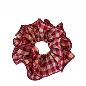 Chouchou élégant à carreaux rouges et beiges avec surpiqûres détaillées pour accessoire