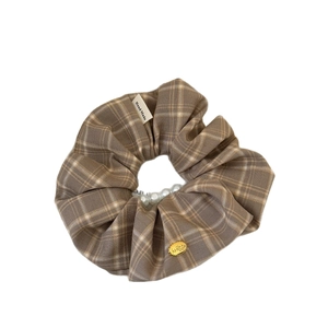 Braunes kariertes Scrunchie mit weißen Perlen und Goldanhänger für elegante Frisuren