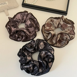 Trois chouchous en mousseline imprimé rose vintage aux motifs floraux gris et marron