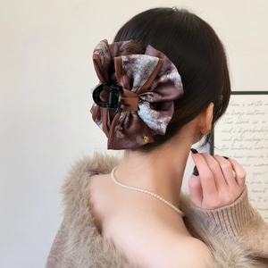 Pince à cheveux élégante avec nœud en tissu tie-dye et détails en métal doré chic