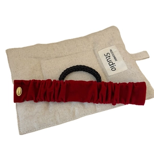 Chouchou en velours rouge avec élastique tressé noir et pendentif Love doré chic