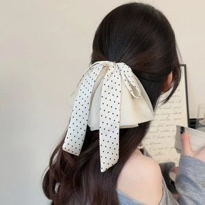 Pince à cheveux élégante à pois blanc cassé avec ruban et perle centrale