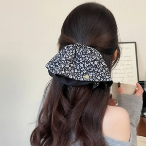 Floral bow hair clip for women with chic daisy pattern and French style elegant design