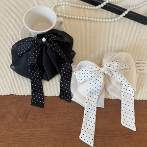 Noeuds papillon à pois noir et blanc avec perles et longs rubans élégants