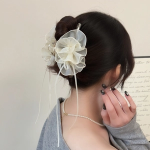 Eleganter weißer Organza Blumen Haarklammer für Damen in einer schicken Hochsteckfrisur