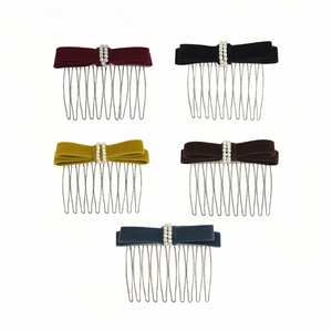 Cinq peignes à cheveux en velours avec perles en bordeaux, noir, jaune, marron et bleu marine