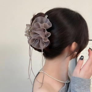 Eleganter Haarklammer mit taupefarbenem Netzgewebe und Faltenblume am Haarknoten