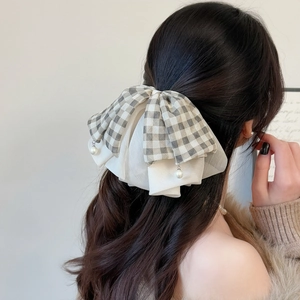 Barrette à nœud en vichy et mousseline avec perles suspendues pour un look élégant