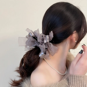 Chouchou élégant en tulle gris avec ruban à pois pour décoration de coiffure femme